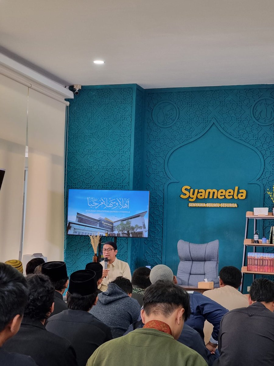 malakmalakmal's tweet photo. Masih belum move on dari keseruan bersama #TheMurabithunProject tadi siang di Bekasi. Bahas filsafat sejarah yang seru banget, memperbaiki mindset umat dalam menghadapi masa depan. Dapat support yang all out dari ust. @oemar_mita dan tim Syameela, Maasyaa Allaah! https://t.co/K0fTpBa4Hm
