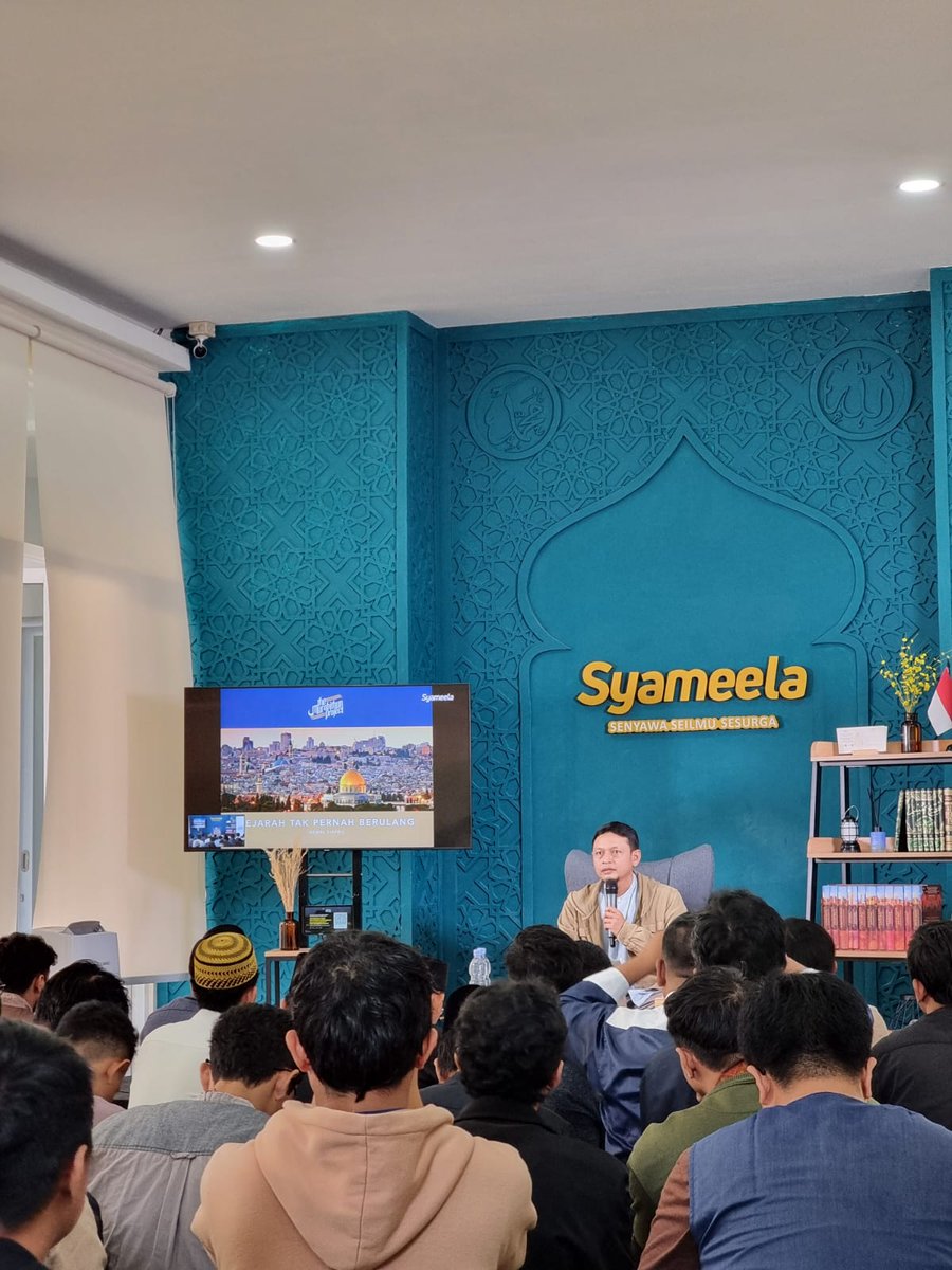 malakmalakmal's tweet photo. Masih belum move on dari keseruan bersama #TheMurabithunProject tadi siang di Bekasi. Bahas filsafat sejarah yang seru banget, memperbaiki mindset umat dalam menghadapi masa depan. Dapat support yang all out dari ust. @oemar_mita dan tim Syameela, Maasyaa Allaah! https://t.co/K0fTpBa4Hm