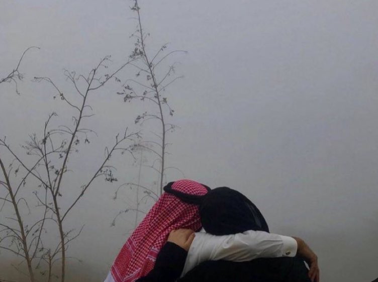 aljamal__'s tweet photo. يوم إنّك اقفيت« زَوَّلّي»
___ إن السماء غرفة الضِيقة
من سقفها الحزن متدلّي
____  على حناياي  تحديقه
والليل ينبت على ظلي
___ والصبح ذبلت مشاريقه
والناس ماعادت تسلي
____ والكون عافه  مخاليقه
وأنا أنا جيت لك كلي
___  والقلب تلهث معاليقه
لا تفتق الجرح يا خلّي
___أوجع من الجرح تفتيقه! https://t.co/qLVgkAOgWZ