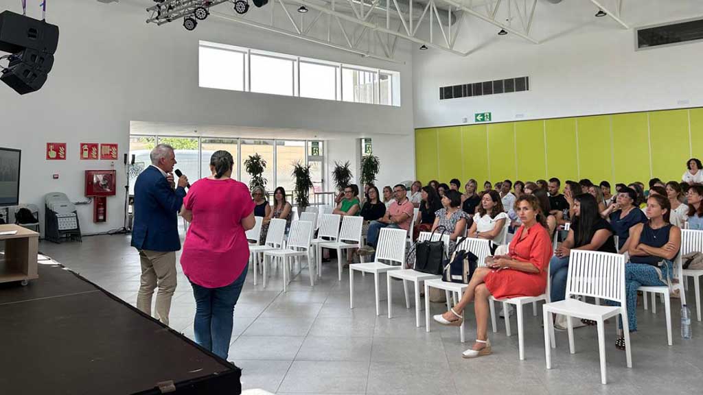 Setmanari L'Ebre (@setmanariebre) on Twitter photo 👵👴 Amposta presenta l’Equip d’Atenció a la Vellesa EAVA per lluitar contra el maltractament de la gent gran
📷 LA NOTÍCIA: setmanarilebre.cat/amposta-presen…
<a href="/ajamposta/">Ajuntament d'Amposta</a> <a href="/adamtomas/">Adam Tomàs i Roiget</a> <a href="/nurmarco/">Núria Marco 🎗️</a> <a href="/NriaFerrCardon1/">Núria Ferré Cardona</a> <a href="/dsocialscat/">Drets Socials i Inclusió</a> <a href="/TomasLitus/">Litus Tomas</a> <a href="/RadioAmposta/">Amposta Ràdio</a> #Amposta #TerresdelEbre 👵👴 Amposta presenta l’Equip d’Atenció a la Vellesa EAVA per lluitar contra el maltractament de la gent gran
📷 LA NOTÍCIA: setmanarilebre.cat/amposta-presen…
<a href="/ajamposta/">Ajuntament d'Amposta</a> <a href="/adamtomas/">Adam Tomàs i Roiget</a> <a href="/nurmarco/">Núria Marco 🎗️</a> <a href="/NriaFerrCardon1/">Núria Ferré Cardona</a> <a href="/dsocialscat/">Drets Socials i Inclusió</a> <a href="/TomasLitus/">Litus Tomas</a> <a href="/RadioAmposta/">Amposta Ràdio</a> #Amposta #TerresdelEbre