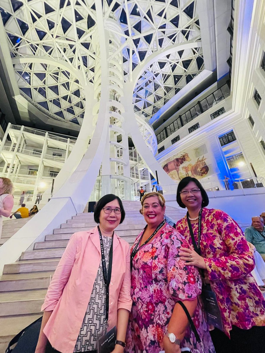 Reunion with <a href="/EastWestCenter/">East-West Center</a> alumni and friends, at welcoming dinner in Museum of Nat History #Manila. Good to see familiar faces for #InternationalMediaConference2024 <a href="/Philippa_mc/">Philippa McDonald</a> #thefutureoffacts #imc #ewc