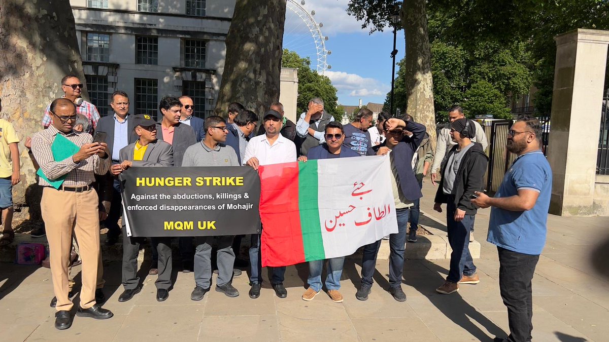 srfrosh1's tweet photo. #ReleaseAllMissingMohajirs
کرنل بربادی کی ھدایت پر لاپتہ ساتھیوں کی تصویریں اور پوسٹر ہاتھوں میں نہیں اٹھائے گئے 
نہ احتجاج لگ رہا تھا نہ ہی علامتی بھوک ہڑتال
الطاف حسین بھائی اور کارکنان کو گمراہ کرنے کیلئے یہ ایک فوٹو سیشن سے زیادہ کچھ نہیں تھا
@OfficialMqm 
@QasimalirazaAli 
۔ https://t.co/88vCbTsuW6
