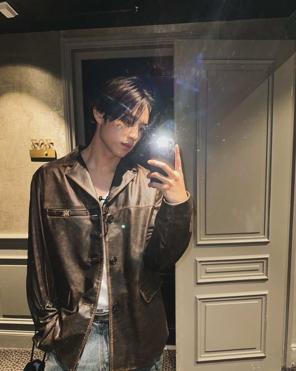 Sunwoouy's tweet photo. “...𝘭𝘪𝘬𝘦 𝘵𝘸𝘰 𝘳𝘪𝘷𝘦𝘳𝘴 𝘳𝘶𝘯𝘯𝘪𝘯𝘨 𝘧𝘳𝘦𝘦, 𝘸𝘦 𝘮𝘪𝘳𝘳𝘰𝘳 𝘦𝘢𝘤𝘩 𝘰𝘵𝘩𝘦𝘳, 𝘣𝘶𝘵 𝘸𝘦 𝘯𝘦𝘷𝘦𝘳 𝘮𝘦𝘦𝘵—” | https://t.co/90TAszgTpq https://t.co/ybwQRWzjyv