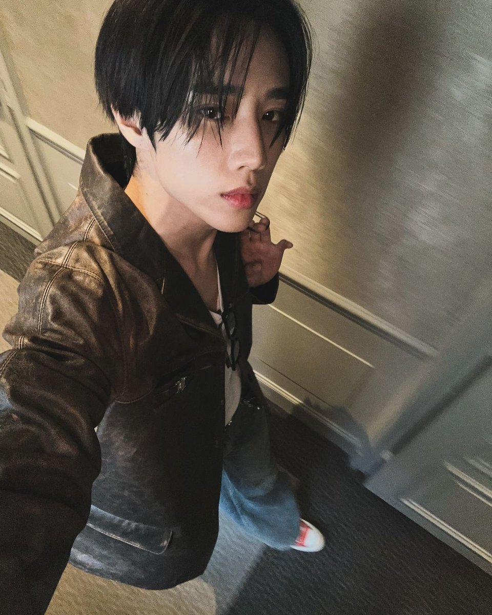 Sunwoouy's tweet photo. A fusion of classic charm and modern flair, as the dashing "Sunwoo" embodies the essence of elegance, with my chiseled features, commanding presence, and unparalleled sense of style. https://t.co/dq0UQwnOTz