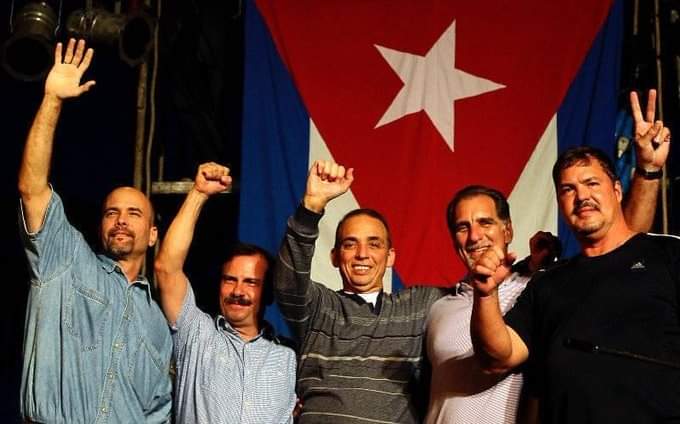 El 23 de junio de 2001 en una tribuna abierta el Comandante en Jefe dejaba claro que los 5 héroes regresarían a Cuba. 

La batalla fue fuerte, las palabras de Fidel se cumplieron. 

“Solo les digo una cosa: Volverán”.

#FidelPorSiempre