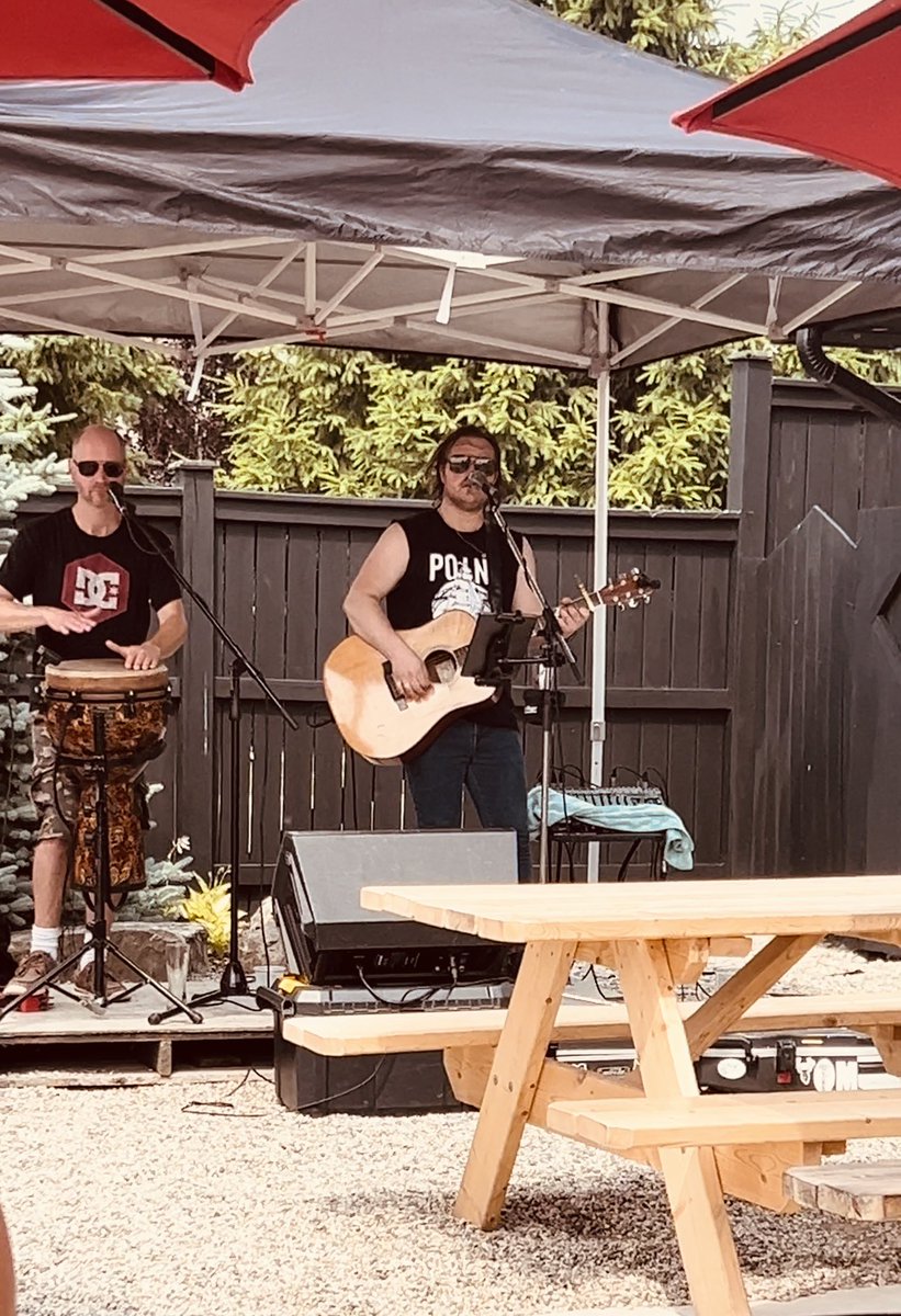 Jimmysvp's tweet image. Yesterday at Grand Bend we went from hard rock 🤟🏼🎸 at the beach to 🍻 flights &amp;amp; two guys giving us Elvis &amp;amp; Johnny Cash 

I definitely preferred the patio &amp;amp; good vibes

#PatioSeason #TheBend