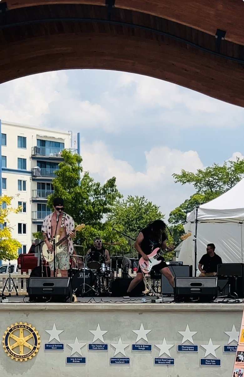 Jimmysvp's tweet image. Yesterday at Grand Bend we went from hard rock 🤟🏼🎸 at the beach to 🍻 flights &amp;amp; two guys giving us Elvis &amp;amp; Johnny Cash 

I definitely preferred the patio &amp;amp; good vibes

#PatioSeason #TheBend