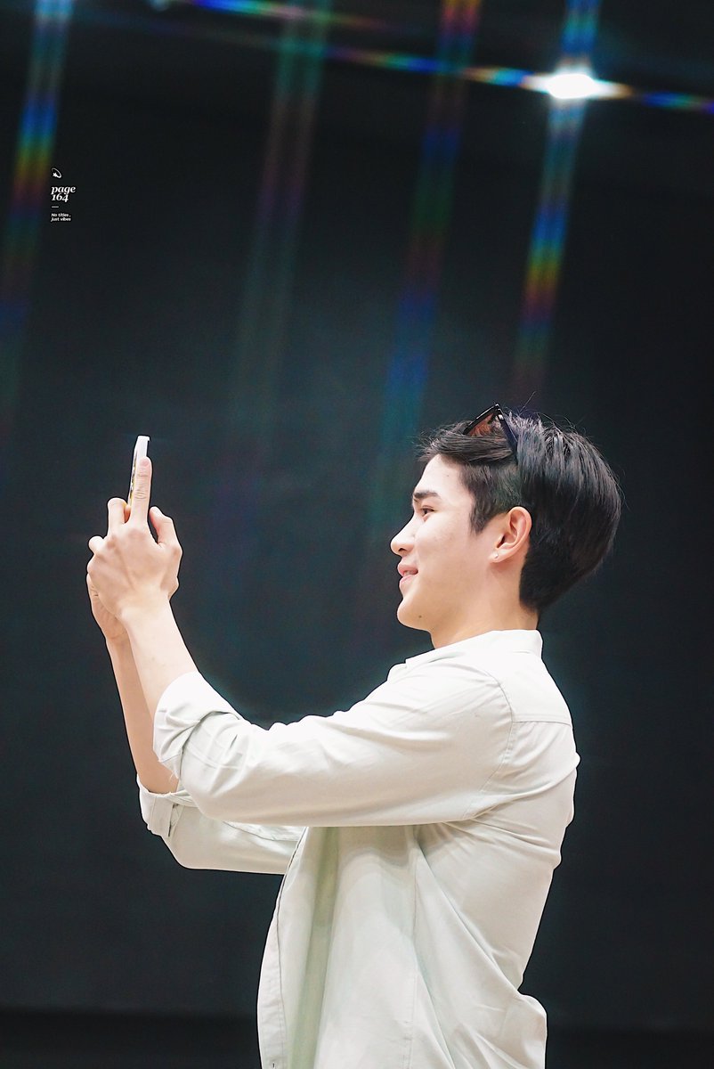 คนที่โดนถ่าย :)                   คนที่กำลังตั้งใจถ่าย :)

🥺🩵✨

🪶​ SURROUNDED BY LOVE 🪽
#FlyHighGEMINI20th #Gemini_nt 
#Fourthnattawat #GeminiFourth