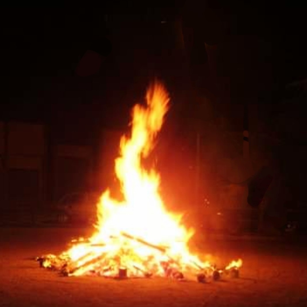 Follets del foc i del vent, minairons de sota terra, dimonis boiets, angelets, miquelets, segadorets, gavaigs, familiars… Nit d’encantades i de bruixes.