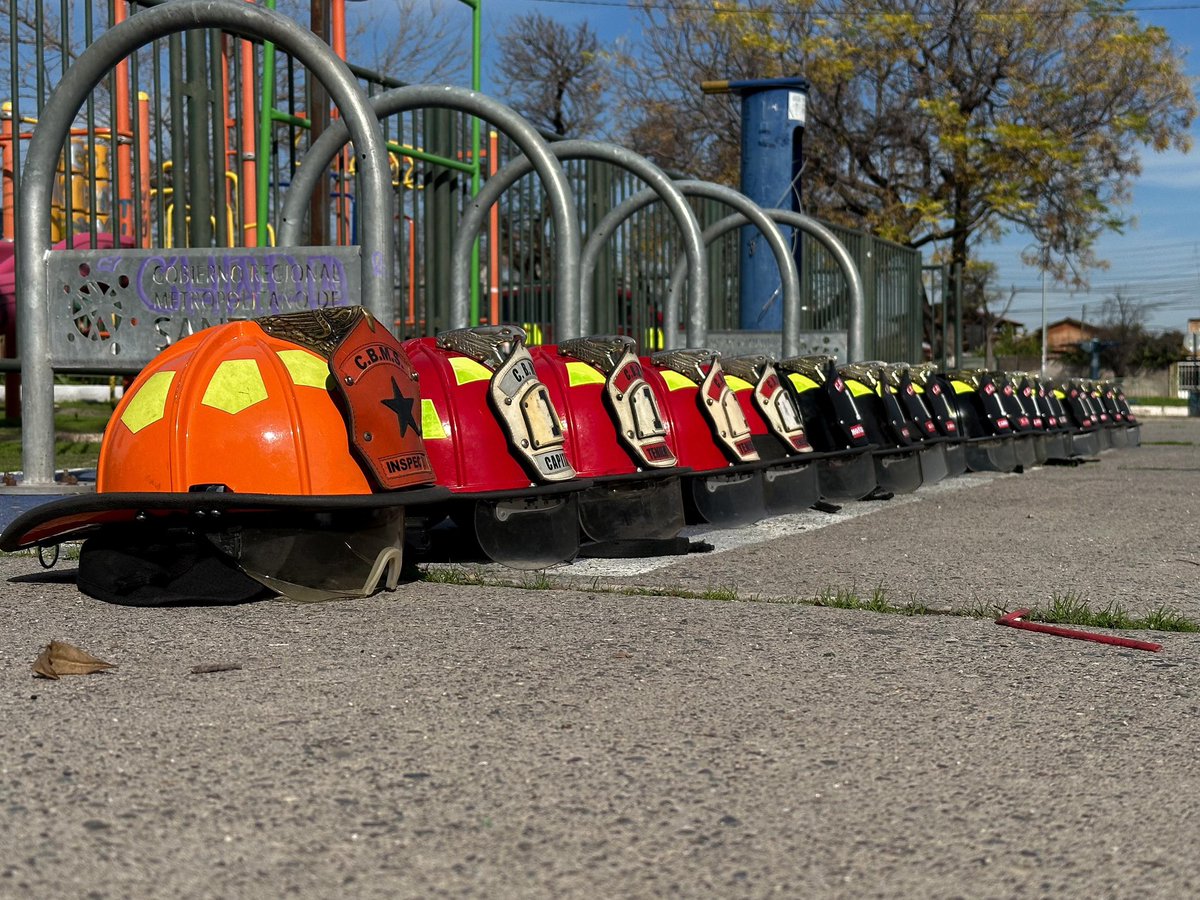 [EJERCICIO CONMEMORATIVO] En el marco del mes aniversario de la <a href="/Bomba_Pr1mera/">Bomba_Pr1mera</a> , nuestro personal participó del Ejercicio Conmemorativo. En la ocasión, los bomberos y bomberas desarrollaron movimientos relacionados con protección personal, trabajo en equipo y cuidado del material