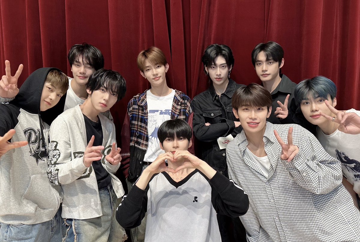 ZB1_official's tweet photo. _𝗭𝗘𝗥𝗢𝗙𝗢𝗖𝗨𝗦

ZEROBASEONE
: 수준급 외모의 미남 9명이 모였을 때의 단어를 일컫는 신조어를 뜻한다.

#ZEROBASEONE #ZB1
#제로베이스원 https://t.co/iheW7z5JrS