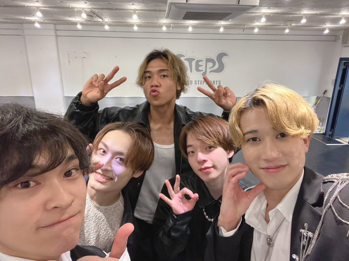 official_scloop's tweet photo. STEPS LIVE 〜new discovery vol.12〜
ありがとうございました!
<Today's SETLIST>
1.Tiger(JO1)
2.FANTASTIC BABY(BIGBANG)
3.ツキヨミ(King & Prince)
次回もよろしくお願いいたします!
#ScratchLoop #Scratch_Loop #スクラッチループ https://t.co/Dzrxtxxk7I
