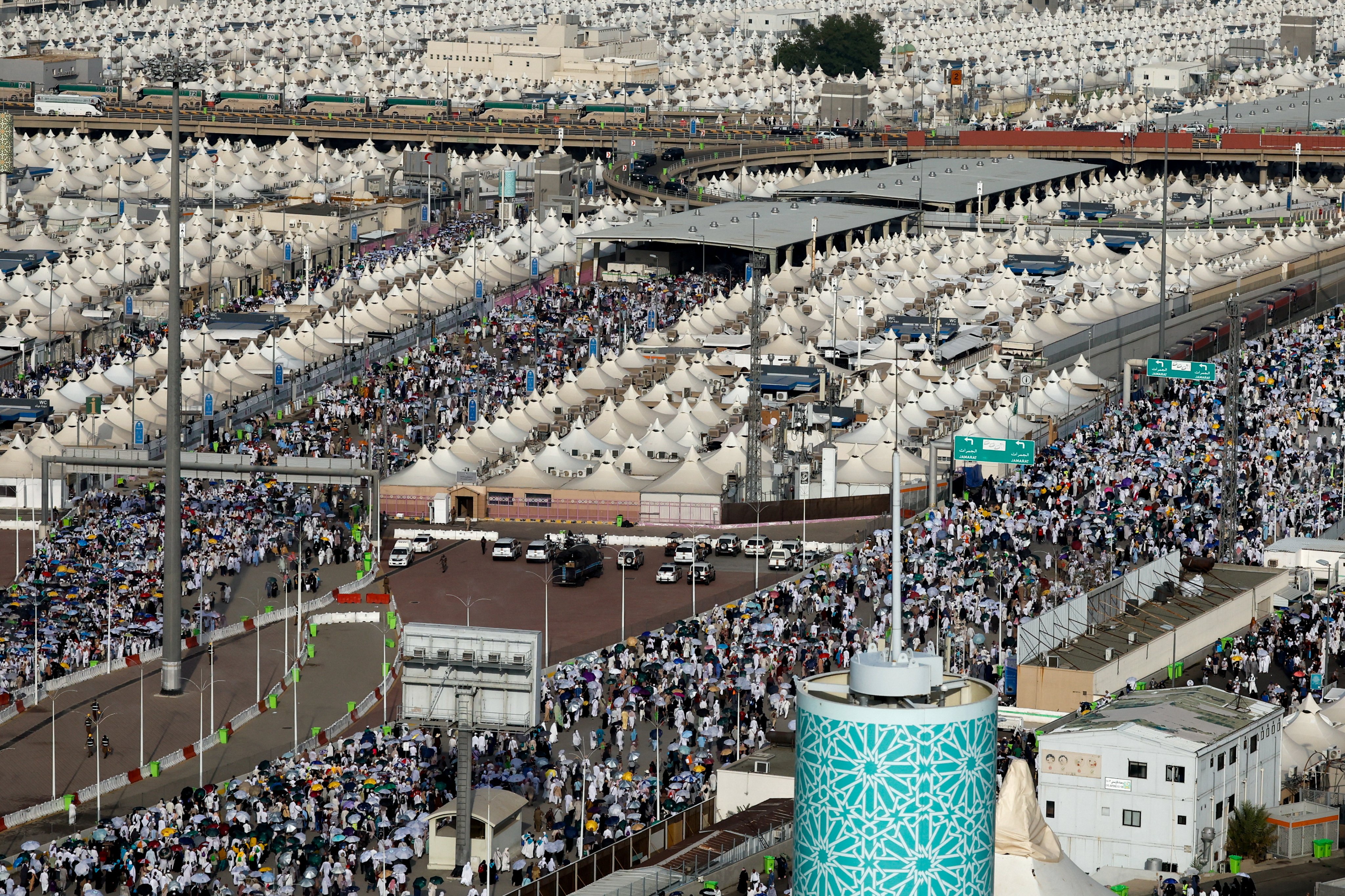حجاج مسلمون يسيرون ، خلال موسم الحج، في منى، المملكة العربية السعودية، 17 يونيو 2024. 
