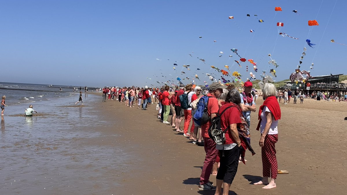 Riteco's tweet photo. Ook in Schagen stonden heel veel mensen hand in hand voor meer en snellere klimaatactie. Mooi moment met op de achtergrond het vliegerfeest. #theclimatechain @urgenda https://t.co/dSDFrQwVBc