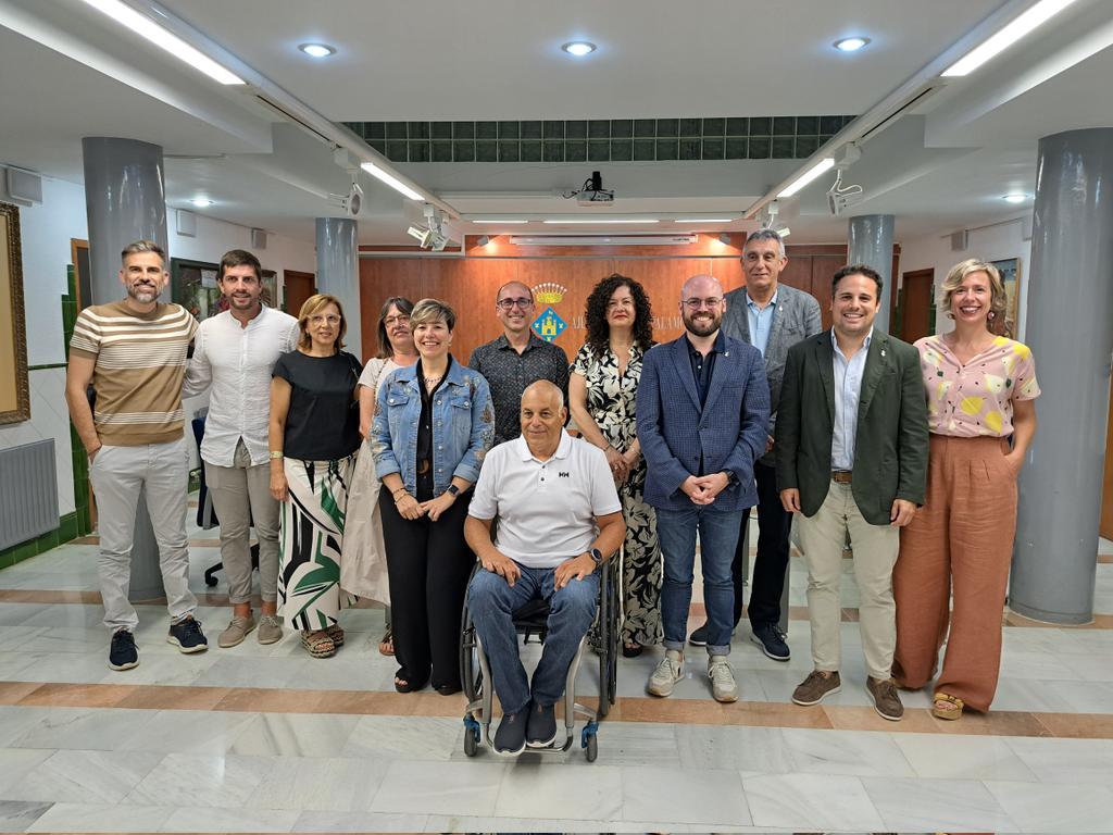 AjPalamos's tweet photo. Recepció del pregoner de la Festa Major 2024, el regatista palamosí Jordi Cargol, a l'@AjPalamos. 

Ha fet la signatura del Llibre d'Honor de la vila i l'alcalde li ha entregat una placa commemorativa✨️ https://t.co/ZVYjeJwPfA