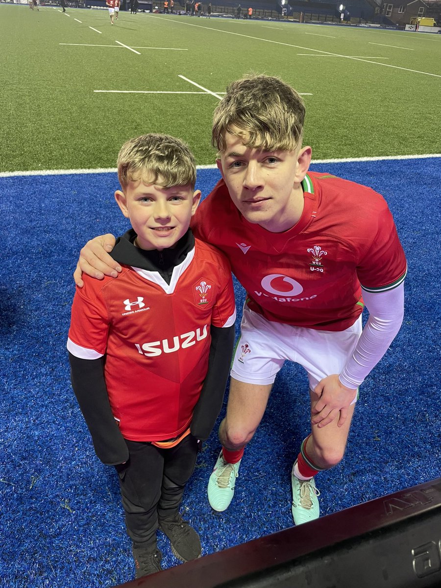 Massive good luck to <a href="/HarriFord4/">Harri Ford</a> as he travels to SA for the Wales u20s World Cup. Go and rip it up my man! 

We’re all behind you 🏉💙❤️💙❤️