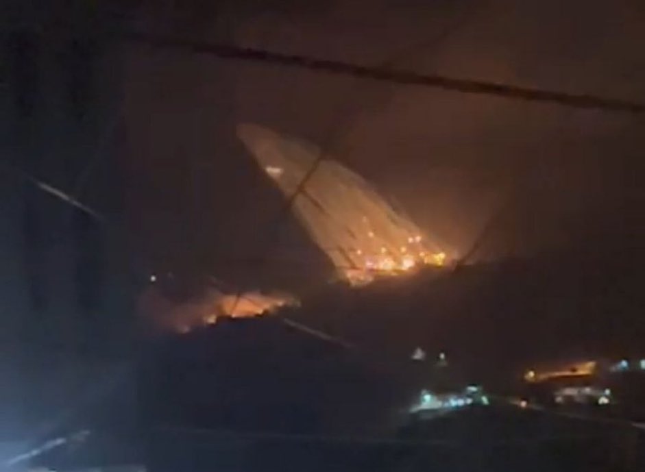 Tonight.

Israeli 🇮🇱 is shelling Al-Aziziyah Hill in southern Lebanon 🇱🇧 with US 🇺🇸 made white phosphorus bombs

White phosphorous burns through to the bone

Israel is a terrorist nation with a leader in Netanyahu who wants a wider regional conflict

Sanctions now
The Hague now.