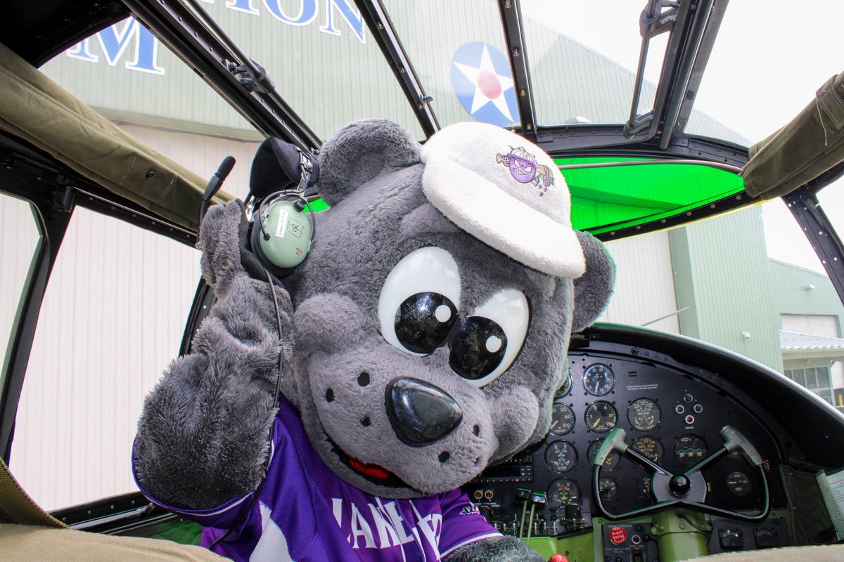 Stomper got an exclusive sneak peek of the flyover plane for Military Appreciation Night 🇺🇸 Join us THIS FRIDAY, JUNE 28TH for the flyover, jersey auction &amp; post-game fireworks!! 🎆

Grab your tickets today 🎟️ bit.ly/lecrushers-tic…