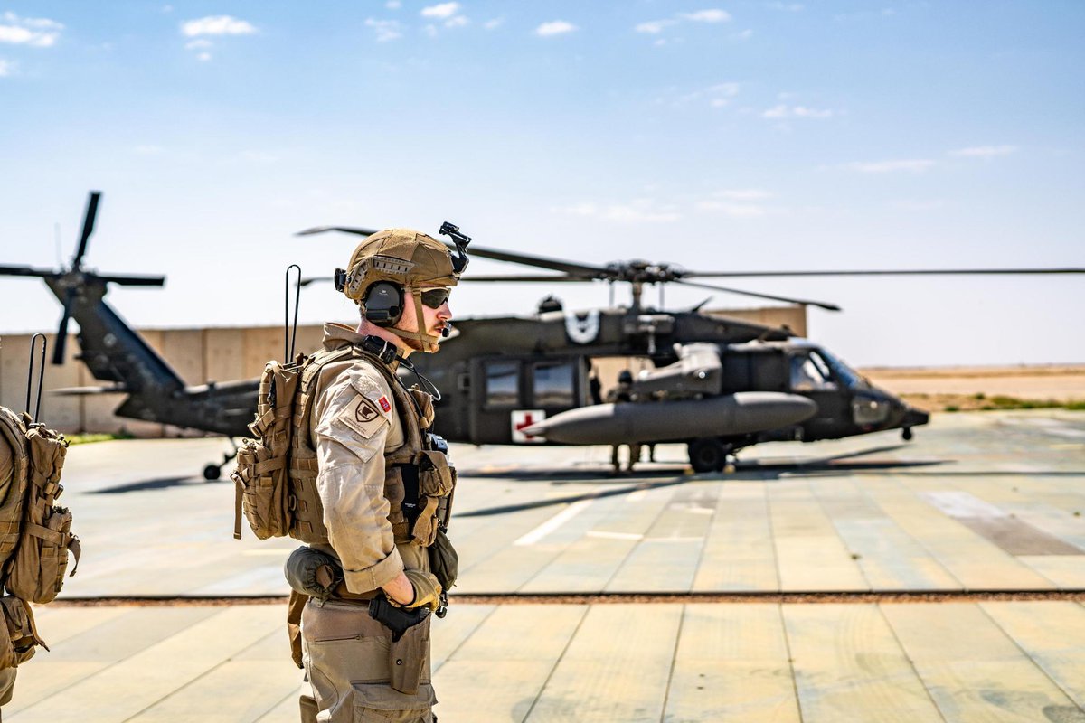 USArmyWHC's tweet image. Sharing medical knowledge and capabilities helps strengthen the bonds between our forces. Shoutout to our Charlie Company 3-82nd General Support Aviation Battalion, @82ndCAB, @82ndABNDiv #dustoff for always being willing to show off their unique capabilities.

#Readiness @USArmy