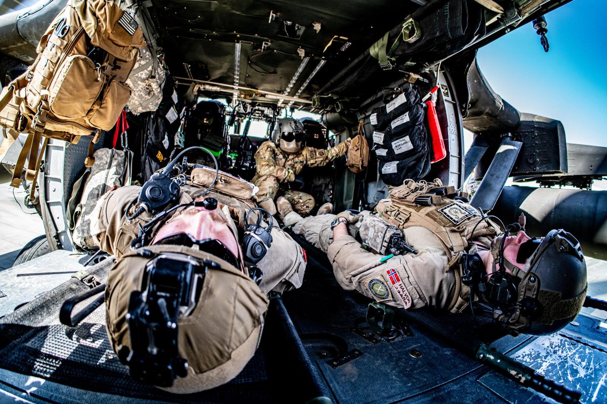 USArmyWHC's tweet image. Sharing medical knowledge and capabilities helps strengthen the bonds between our forces. Shoutout to our Charlie Company 3-82nd General Support Aviation Battalion, @82ndCAB, @82ndABNDiv #dustoff for always being willing to show off their unique capabilities.

#Readiness @USArmy