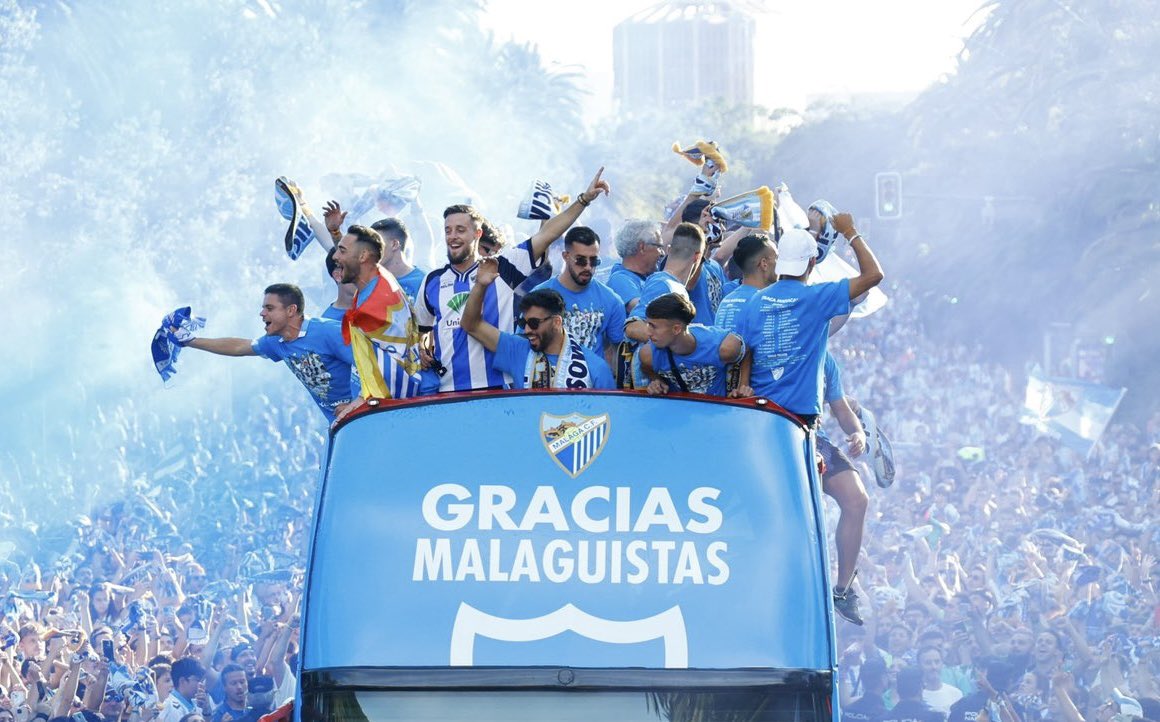 Este año nuestros equipos malagueños han recorrido Málaga subidos en el bus, eso significa triunfo, alegría, orgullo, ha sido un gran año para el deporte malagueño 💚💜🩵🤍 <a href="/unicajaCB/">UnicajaCB</a> <a href="/MalagaCF/">Málaga CF</a>
