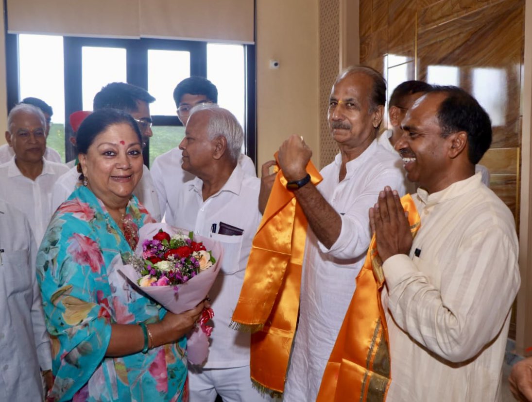 VasundharaBJP's tweet photo. जो विचारधारा की मशाल भंडारी जी ने प्रज्लवित की, उसे भाई साहब गुलाब जी कटारिया ने निरंतर जलाये रखा। हम रहे न रहें अलग बात है, पर हमारी मूल विचारधारा जीवित और तीव्रगति के साथ अनवरत फलती-फूलती रहना चाहिए। 

कार्यक्रम के मुख्यअतिथि असम के राज्यपाल गुलाब चंद कटारिया और विशिष्ट अतिथि मंत्री बाबू लाल खराड़ी जी, विधानसभा अध्यक्ष वासुदेव दीवनानी जी और राज्यसभा सांसद राजेंद्र गहलोत जी भी उपस्थित रहे।

#JanSangh #ShyamaPrasadMukherjee #SundarSinghBhandari #Udaipur