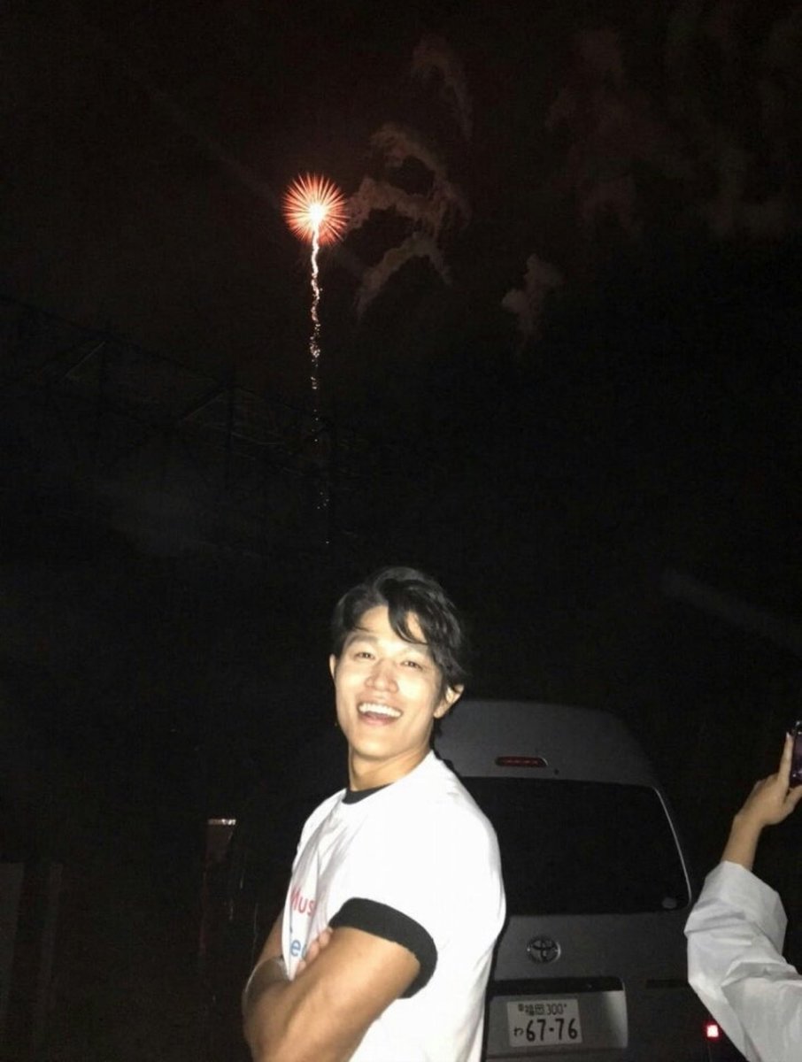 この写真は大変良い。
大学のサークルメンバーと花火を見ていて、花火を撮るふりしてこっそり亮平先輩の後ろ姿を撮ろうとしたら、亮平先輩が「綺麗やなぁ！」と急に振り向いて、カメラ越しに目が合ってしまった瞬間っぽいので大変良い。
（ちなみに亮平先輩は年上の彼女持ち）