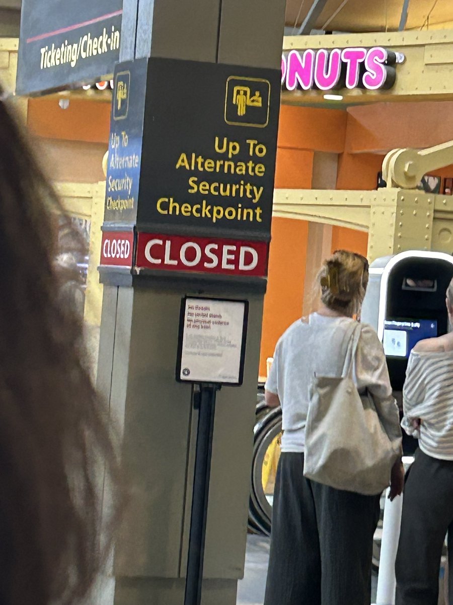 JDDunwoodie's tweet image. @PITairport  open it up. You warned about a busy weekend, but don’t have a second security checkpoint open. -#openit #dobetter