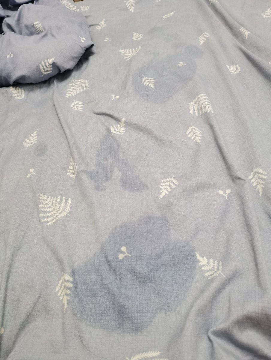 《水痕》
腰背酸软
逼疼，腿疼，肚子疼
凌乱的床铺上泛起涟漪
蜜色的脖颈下绽开吻痕
水乳交融之后，只剩叹息
忍痛分别之后，阵阵空虚