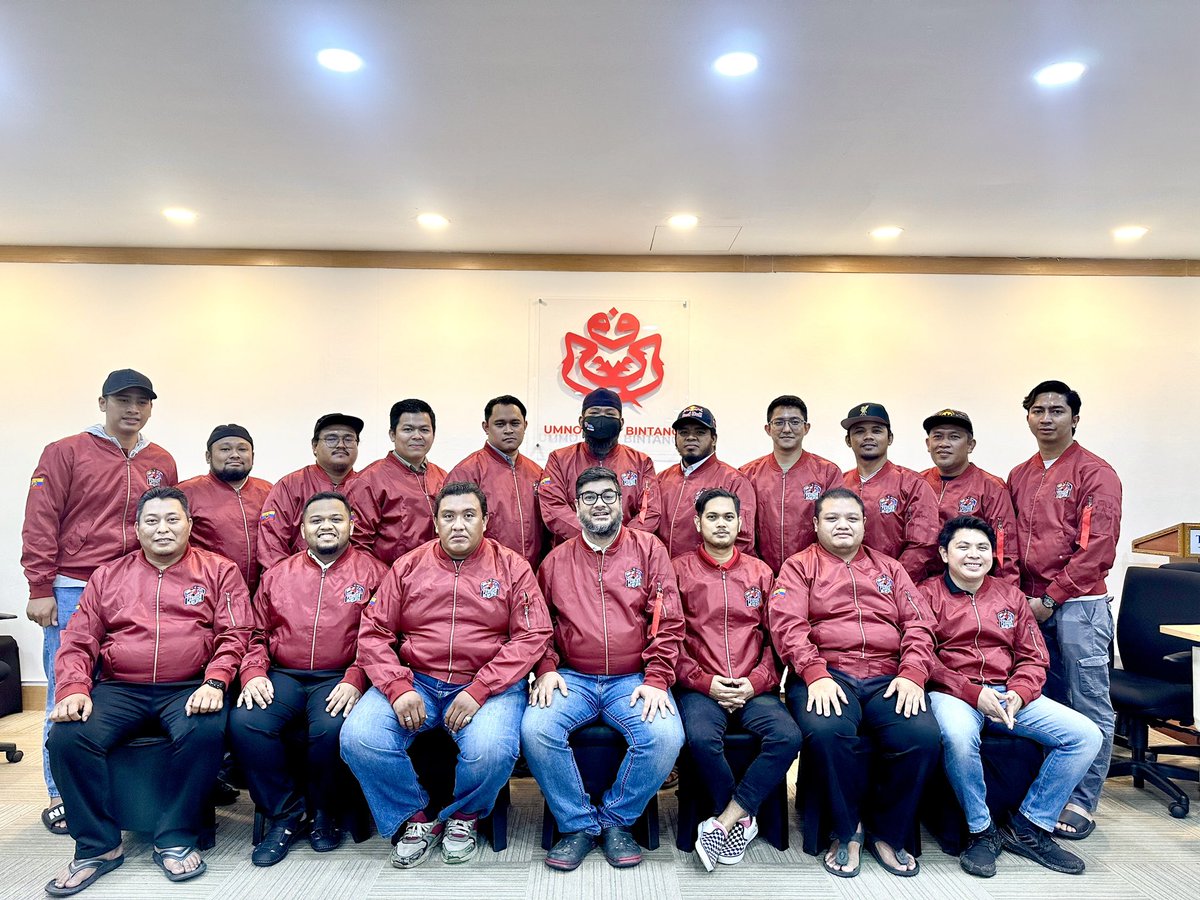 amarizzuden_'s tweet photo. Mesyuarat AJK Pemuda Umno Bukit Bintang. Persediaan sebelum Mesyuarat Perwakilan Pergerakan Pemuda Umno Bahagian Bukit Bintang 2024 pada 30 Jun 2024, bertempat di Dewan Tun Hussein Onn, WTC Kuala Lumpur. 

#pemudabukitbintang
#anakmudabandar
#pemudacarakita https://t.co/7DWVUaCEOv