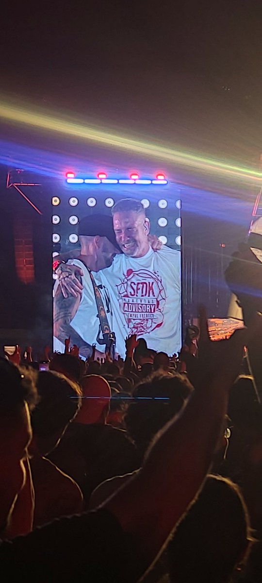 FloresIsmael8's tweet photo. Han sido la banda sonora de mi vida y de muchas vidas. 

Gracias por lo de anoche, gracias por tanto.

Larga vida a SFDK! @SFDKoficial https://t.co/Pa0p0wFz9t