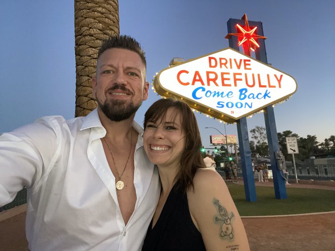 It&rsquo;s more romantic to make out behind the Vegas sign, than posing in front of it. https://t.co/aD5wZ