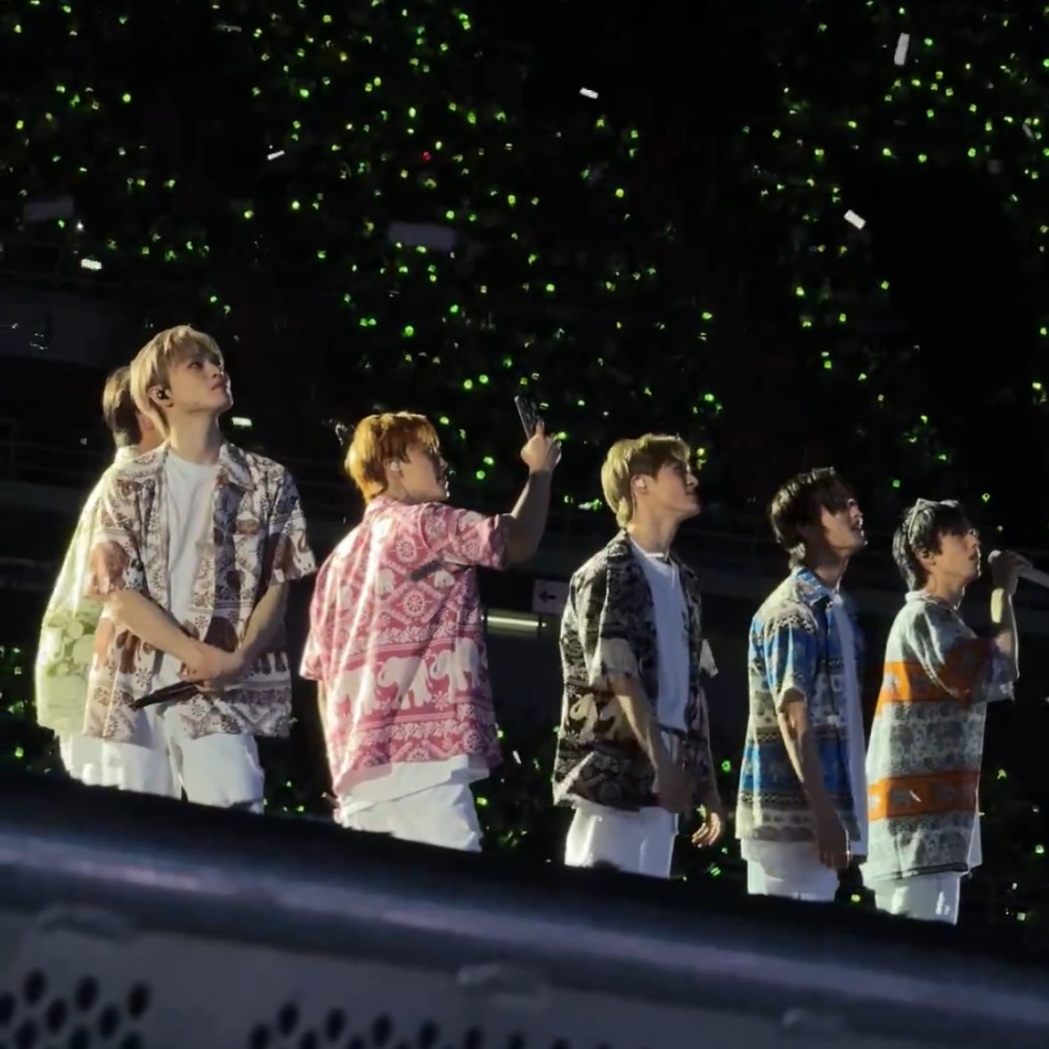 chayahyunx's tweet image. เมื่อวานยืนอึ้ง                     วันนี้นอนดู