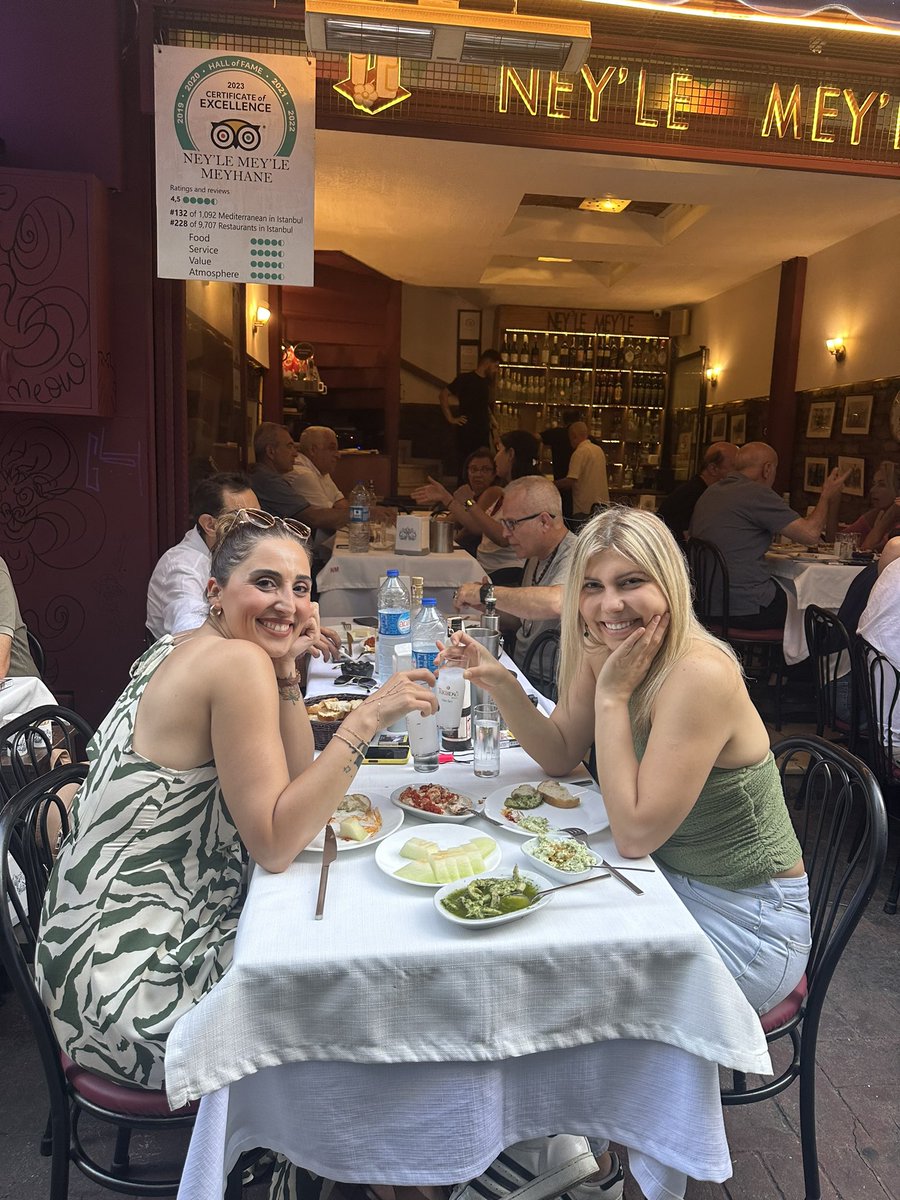 Sln🌼 (@zerslns) on Twitter photo Biz ne zaman umutlansak, ertesi gün rakı içiyoruz.
🥂
(dostla içilen en güzelidir elbette)
<a href="/Metropolgundisi/">Gundirella</a> Biz ne zaman umutlansak, ertesi gün rakı içiyoruz.
🥂
(dostla içilen en güzelidir elbette)
<a href="/Metropolgundisi/">Gundirella</a>
