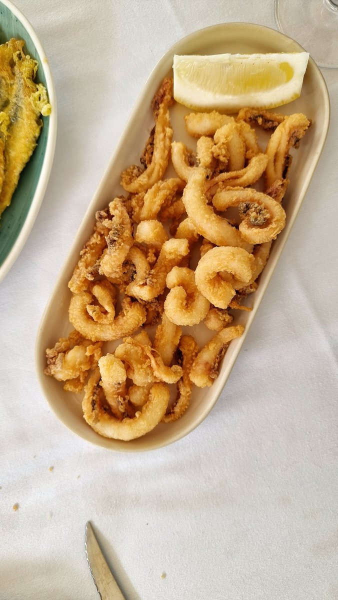 Empezar el verano en #Joseín (Comillas) con el mejor plato combinado del mundo, bocartes rebozados, bonito encebollado y buenas rabas. Y tartas caseras y vistas maravillosas. ¿Se puede pedir más? Una compañía 10.