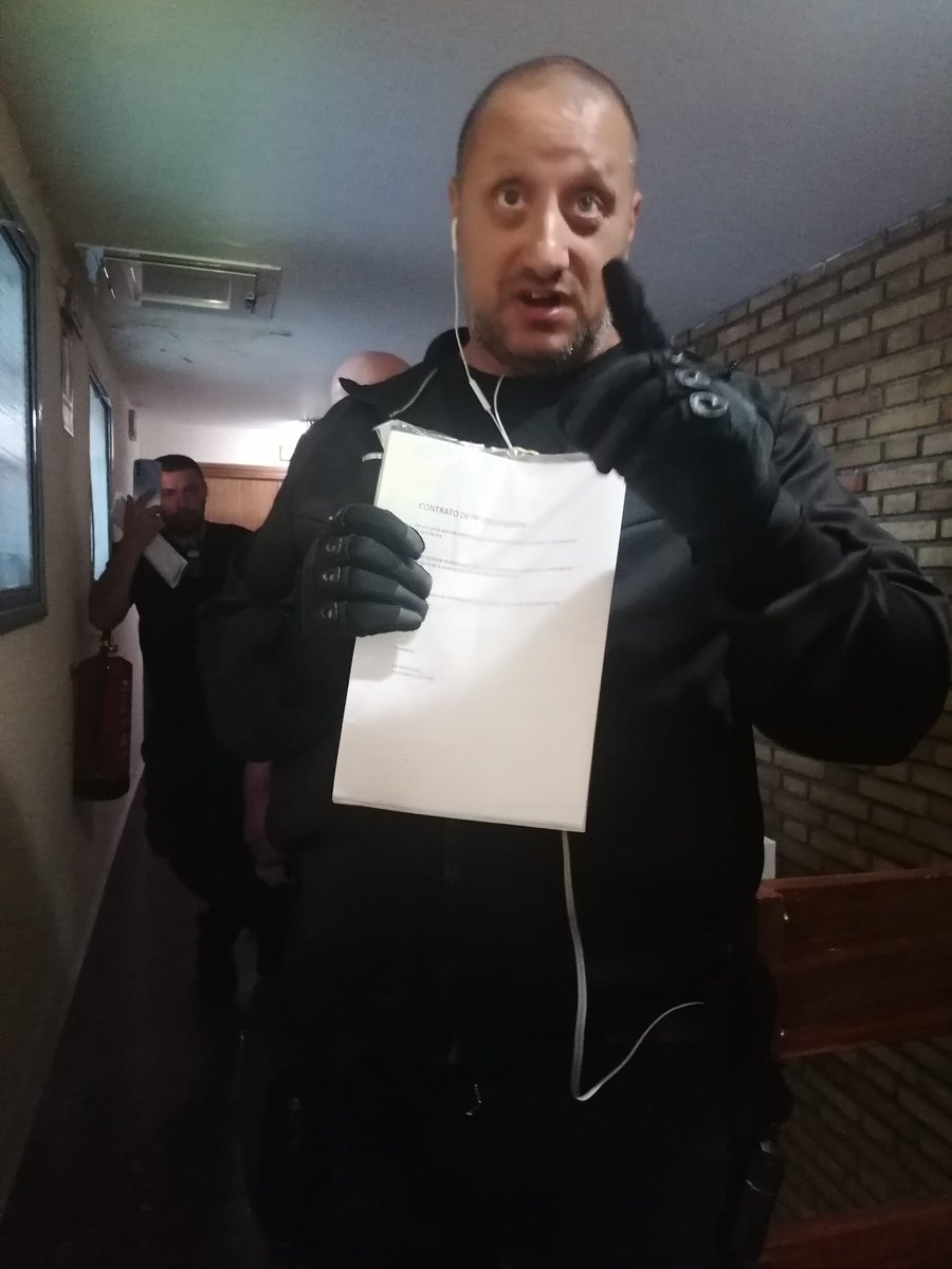 PahLeganes's tweet photo. El jueves 20 y el viernes 21 la banda criminal de #Desokupa se presentó en la casa de Samuel y Mariela, que llevan más 10 años luchando por su vivienda, para intimidar y amenazarles con un desahucio ilegal.

Nos seguimos organizando contra los especuladores y sus matones. https://t.co/VwpUxN8TAq