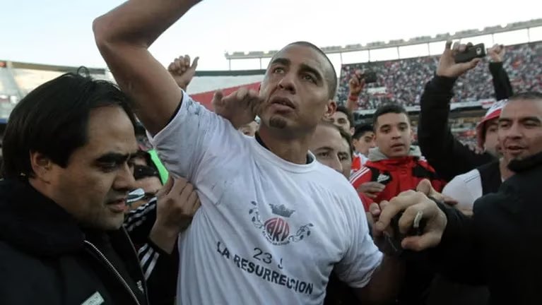 🤣 Hace 12 años, River le ganaba a Almirante Brown con un gol en offside y ascendía a Primera. Sus hinchas salieron a festejar al Obelisco y sus jugadores se ponían camisetas celebrando la 'resurrección'.

👉🏻 ¿Qué definición tiene la resurrección? En algunas religiones, vuelta a