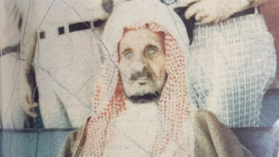 sa_midad's tweet photo. ناصر بن سرحان.. فارس بالنظام
"خيّال الحجبا وأنا أخو حزوى" الذي عرفته ساحات الحروب وسار باسمه الركبان

سطّر فروسيته بميادين المعارك، إذ استل سيفه وأمسك ببندقيته مجندلاً الأعداء وداحراً الخصوم، ليفني ضربات حوافر خيله في خدمة البلاد وتوحيد مناطقها مع المؤسس الملك عبد العزيز -رحمه الله-
هو ناصر بن سرحان العجمي؛ أول فارس اعترفت به "التابعية" وآخر فارس.

فروسيته تشهد لها أراضي الوطن و"التابعية"..
إلا أن هناك قصة خلف تدوين هذه المهنة، حيث أخبر ناصر موظف التابعية أن مهنته "فارس"، ولكن لم يقبلها الموظف وحاول أن يسجّل مهنة أخرى، وأنهى هذا الصراع خادم الحرمين الشريفين الملك سلمان بن عبد العزيز، وأمر بتسجيله فارساً.

الفارس ناصر بن سرحان من أبرز رجال الملك عبد العزيز، حتى أنه في معركة "جراب" واجه فارساً في صفوف الأعداء صدح بين الجنود قائلاً: "وين عبد العزيز يا هل الخيل؟" فخرج إليه ناصر وقال: "هنا له كافي وأنا أبو كرّوز"، وانتصر عليه وأخذ خيله. 
فوثق التاريخ أدواره البطولية، وحفظ نبله وصفاته وأخلاقه الأصيلة.