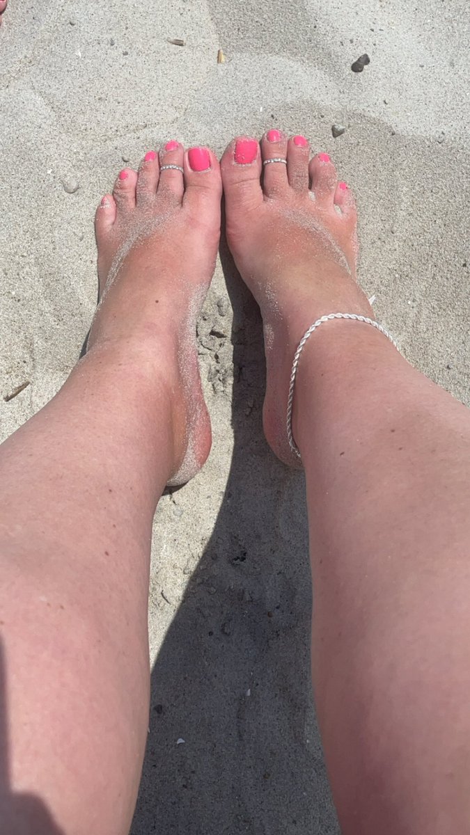 Sandy feet! #solesunday #feet #toering #sandyfeet #phillyfeet