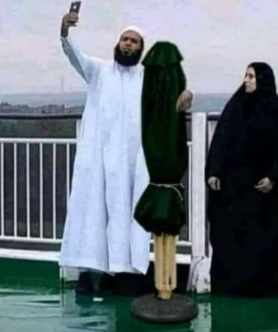 Uzaktan_Gelen__'s tweet photo. Sarıldığın güneş şemsiyesi. Senin hanım öbür tarafta.. https://t.co/xEiwoc1ig3