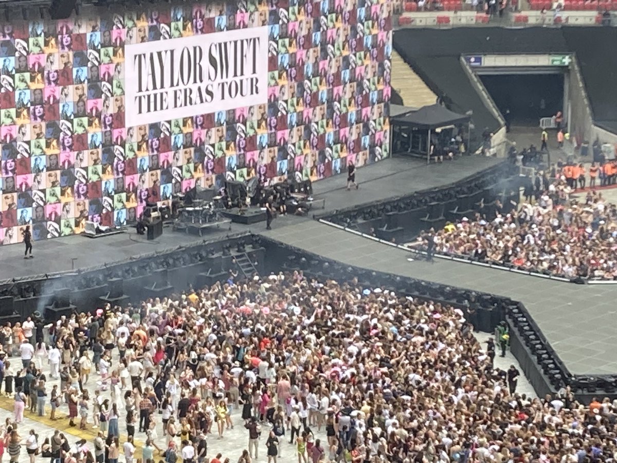 I find myself in West London at some sort of musical event. Already spotted someone from <a href="/QueensAlumni/">Queens' Alumni & Development</a> but alas no <a href="/elerianm/">Mohamed A. El-Erian</a>