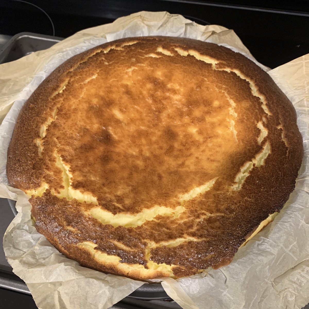 __matchai's tweet photo. バスクチーズケーキが食べたすぎて夫と一緒に作ってみた！いい感じに焼けたー☺️ https://t.co/SsvAsjvUff