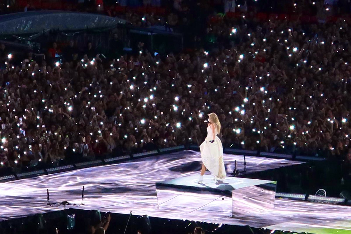 Becca_Alice's tweet photo. TS Eras Tour Night 1 Wembley. 21.06.24 ✨ 🐍🤍🖤 https://t.co/2BrmehUteC