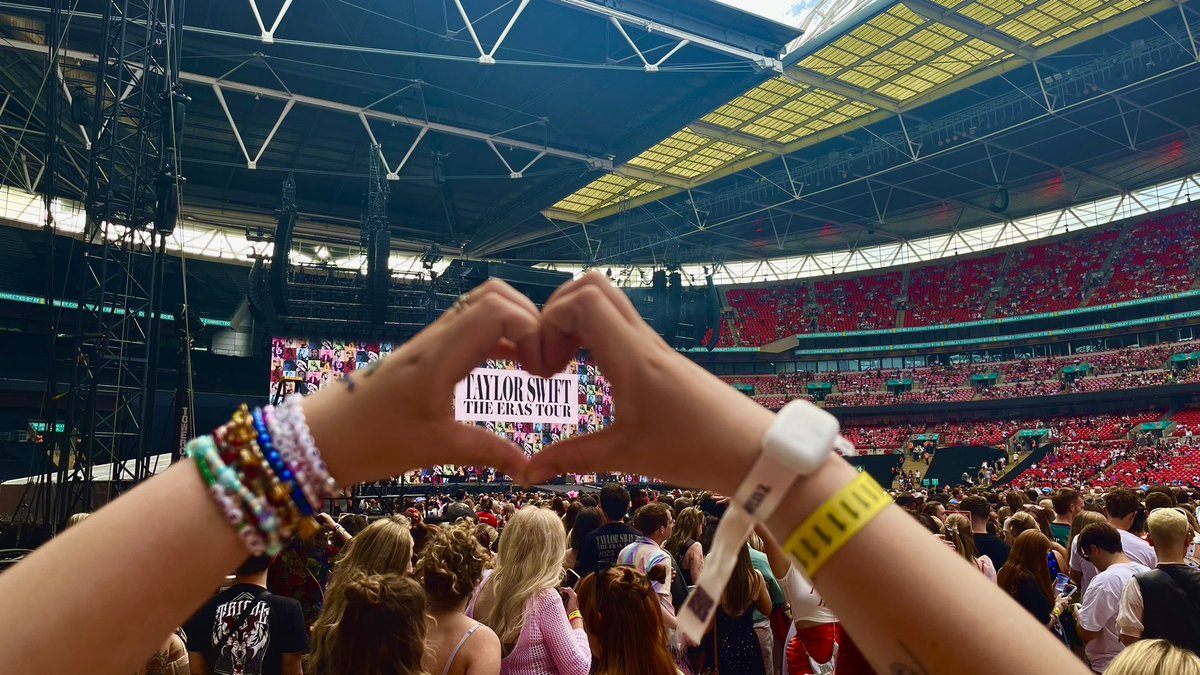 frootbrina's tweet image. i want to go home (the eras tour)

#LondonTSTheErasTour #TSTheErasTour