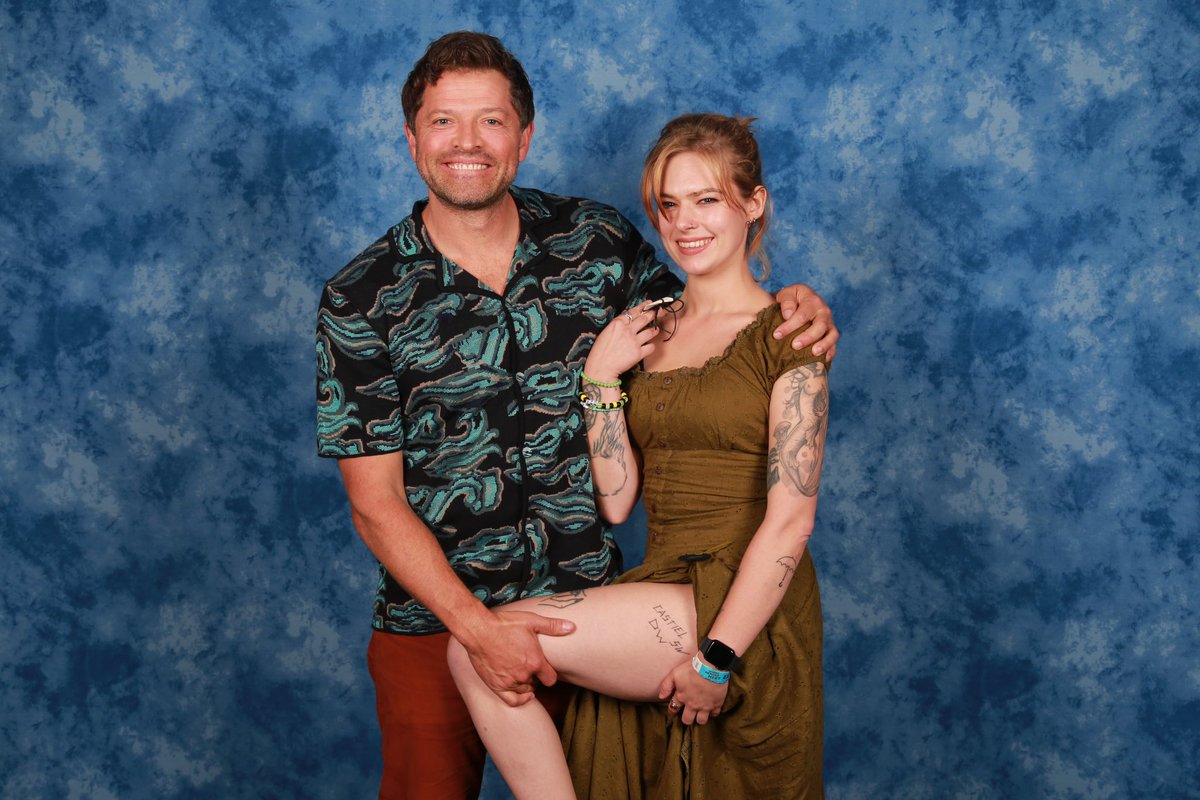 MicheSpade's tweet photo. I had the pleasure of meeting @mishacollins this weekend! He’s so incredibly funny and such a stunner. I was so awkward during it all, and I accidentally almost flashed my ass at the camera when I pulled up my leg. Sorry about that.
#mishacollins #hdcc https://t.co/Km9VfDpaxr