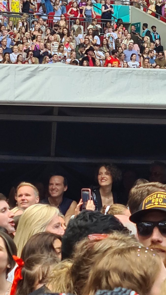 gigtripper86's tweet image. #AndrewScott and #PWB enjoying a Swiftie Sunday!