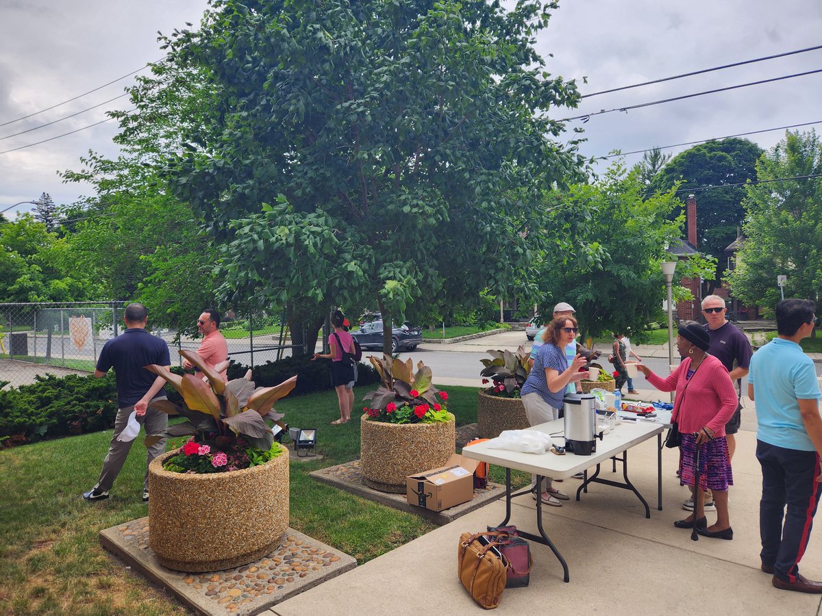 StAnselmChurch's tweet photo. The sky held its peace for our June #CoffeeSunday ! Everyone was thrilled to gather on the Millwood landing to catch up. Thank you to our organizers - your efforts are appreciated by so many. #parishcommunity #CatholicTO https://t.co/wTvRXlg5Fj