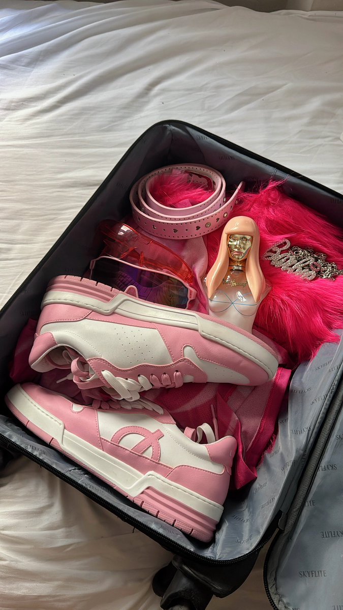 agoneylawson's tweet photo. LØCI cause we just that ill now 🔥 I LOVE MY PINK FRIDAY SHOEEESSS💖💖💖💖 #NickixLØCI @NICKIMINAJ @lociwear https://t.co/oFiM2Q1J4H
