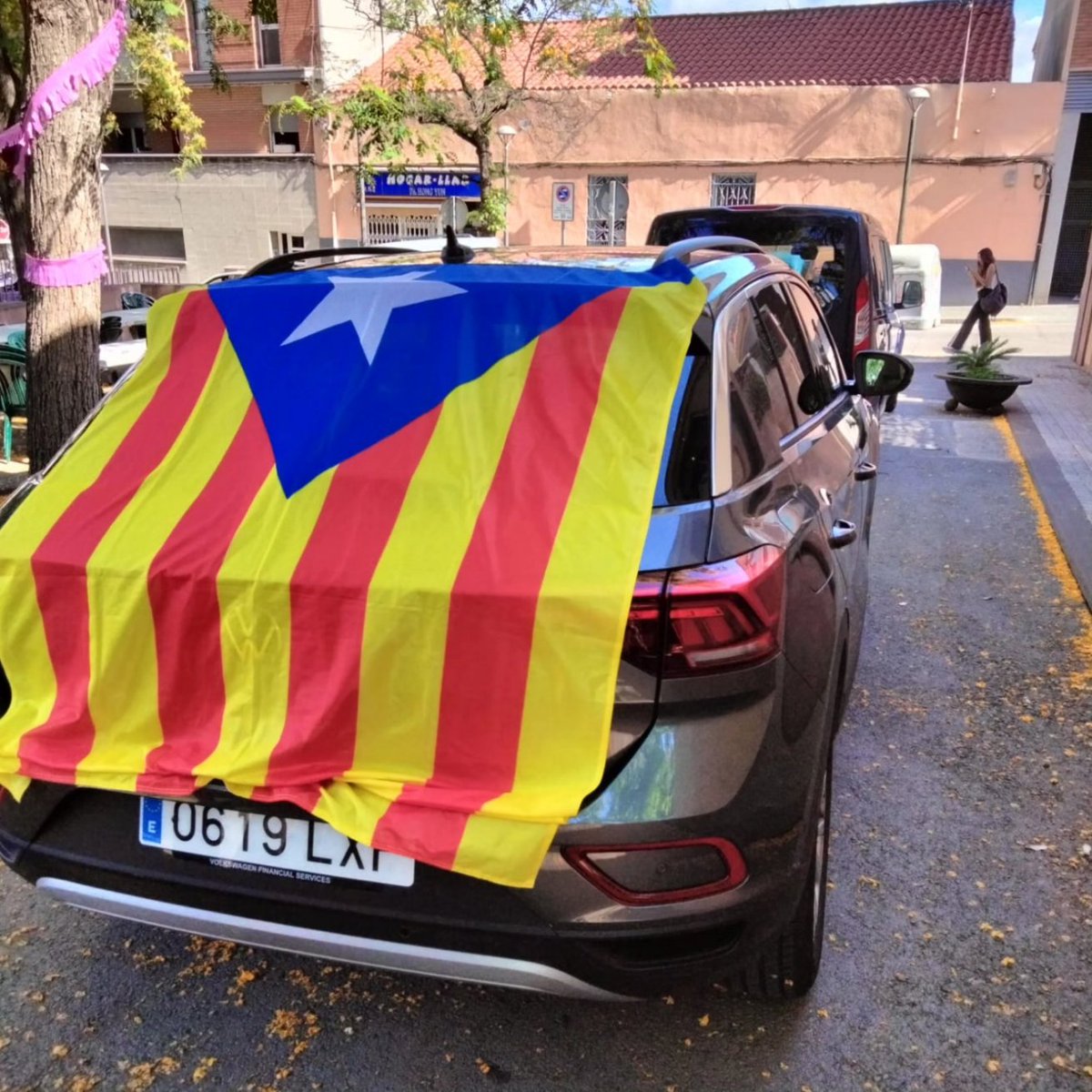 ERCPALLEJA's tweet photo. Recollint la Flama a Molins de Rei

#Pallejà https://t.co/vaBuXPzLKt