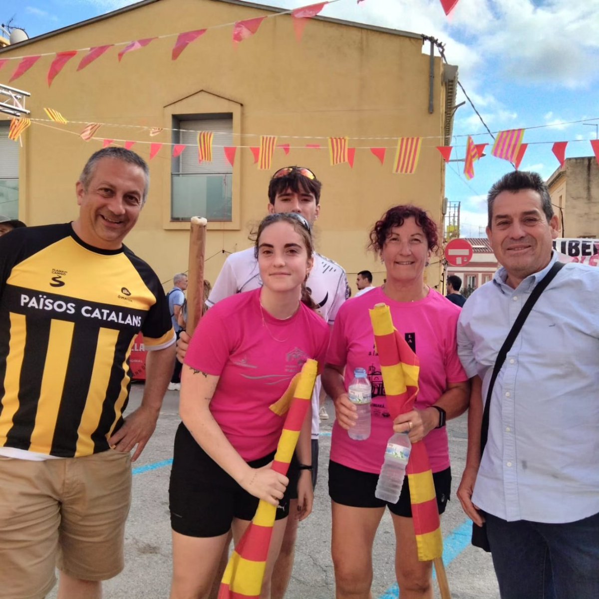 ERCPALLEJA's tweet photo. Recollint la Flama a Molins de Rei

#Pallejà https://t.co/vaBuXPzLKt
